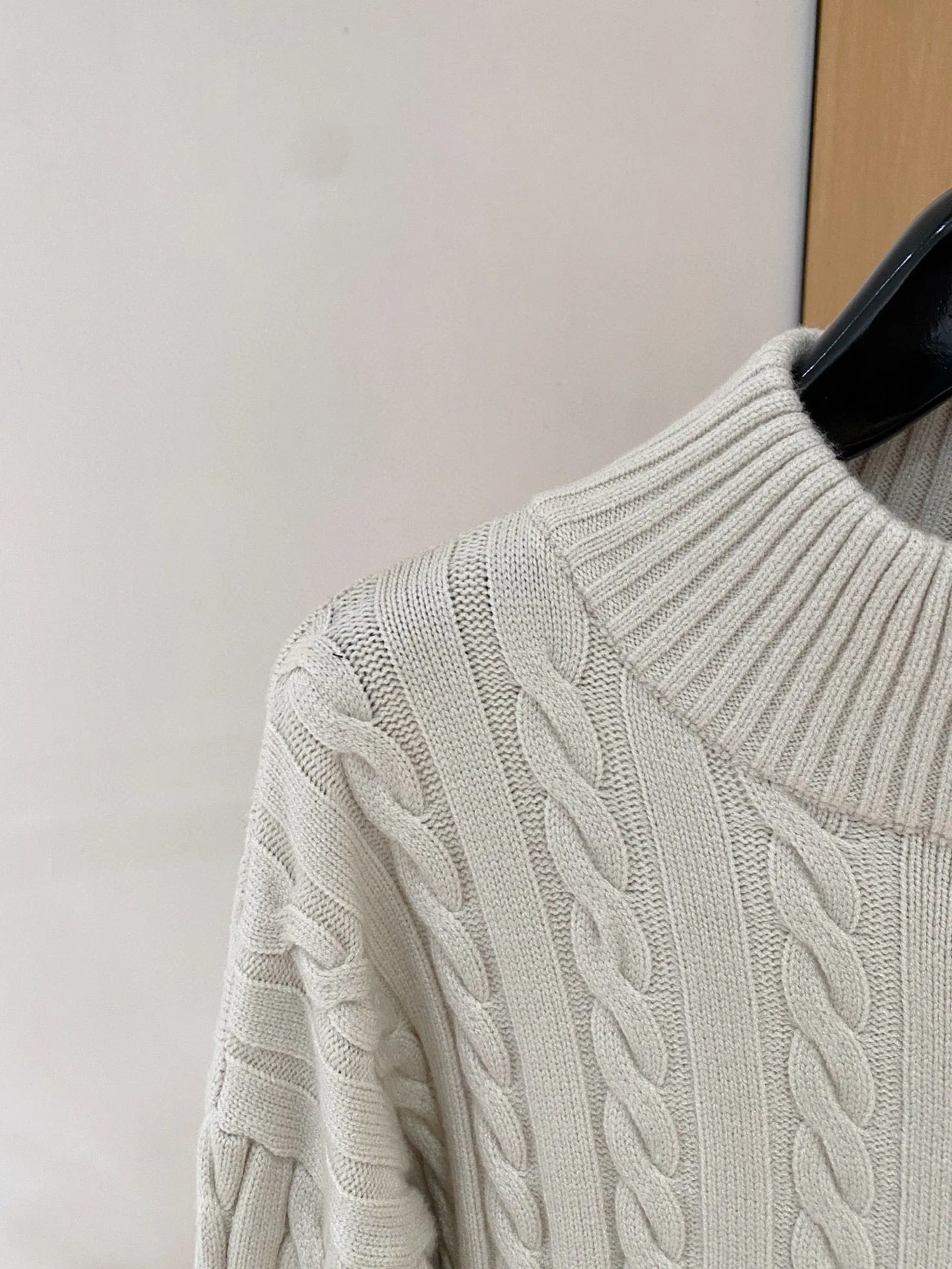 🅿️420 【POLO Paul】Autumn and winter classic round neck pullover sweater, in full condition! ! ! Wool blended fabric, the latest model in 2025, golden ratio! ! Slim-fitting soft gold, versatile and practical item, the combination and practicality are extremely powerful, simple and elegant, and classy! To create your own style, it is highly recommended to buy it in two colors. The standard slim fit tailoring process is suitable for both young and old men. It is knitted from wool and will not cause any discomfort! While keeping warm, it is stylish, textured and wearable, and the classic logo with contrasting colors on the chest feels in place! ! Recommended for regular customers! ! Size M-3XL (maximum wear: 190 pounds)